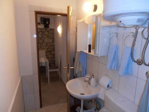 une petite salle de bain avec un lavabo et un miroir dans l'établissement Studio apartment Lucija, à Privlaka 40 autres photos