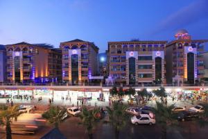 un grupo de edificios con coches estacionados en un estacionamiento en Tac Premier Hotel & Spa en Alanya