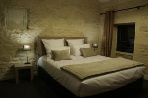 Voodi või voodid majutusasutuse The Originals Boutique, Hôtel La Grange, Niort toas