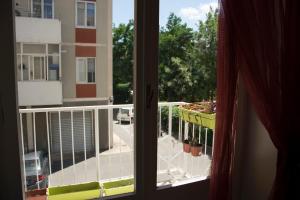 una ventana con vistas a un balcón en B&B Myrta Maria, en Cagliari