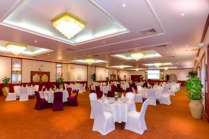 Restaurace v ubytování Golden Tulip Nizwa Hotel + 37 fotografií