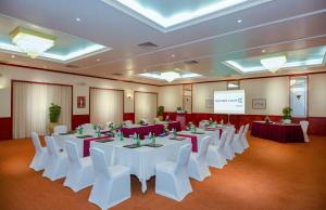 Zona business o sala conferenze di Golden Tulip Nizwa Hotel