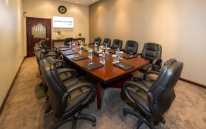 Zona business o sala conferenze di Golden Tulip Nizwa Hotel
