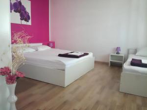 Postel nebo postele na pokoji v ubytování Dama Apartment + 6 fotografií