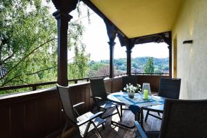 un tavolo e sedie su un balcone con vista di Beletage (Villa) a Eisenach