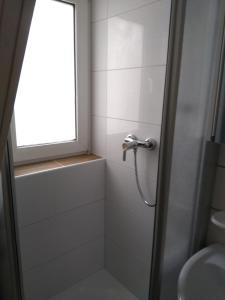 łazienka z prysznicem i oknem w obiekcie Ferienwohnung Stanke w mieście Büdelsdorf