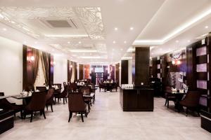 a restaurant with tables and chairs in a room at Al Muhaidb Residence Al Ahsa in Al Ahsa