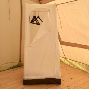 een witte tent met een hanger in een kamer bij VierVaart Tent in Groede