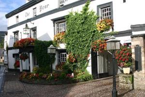 um edifício branco com flores em frente em Bear Crickhowell em Crickhowell