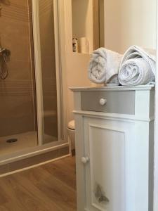 a bathroom with a white cabinet and a shower at Domus Dulcis in Ribérac