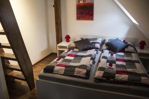 un letto con due cuscini sopra in una stanza di Apartament Przy Rynku a Opole