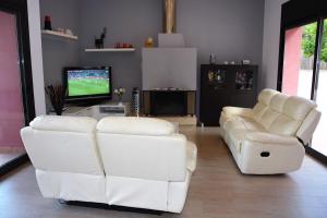 Televízia a/alebo spoločenská miestnosť v ubytovaní Villa Sitges La Calma 10 minutes drive Sitges 2 minutes walk Garraf Park AC