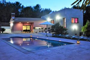 Bazén v ubytovaní Villa Sitges La Calma 10 minutes drive Sitges 2 minutes walk Garraf Park AC alebo v jeho blízkosti