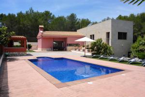 Bazén v ubytovaní Villa Sitges La Calma 10 minutes drive Sitges 2 minutes walk Garraf Park AC alebo v jeho blízkosti