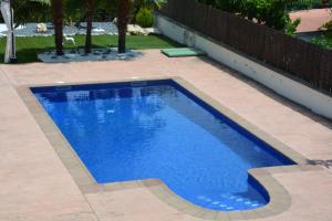 Bazén v ubytovaní Villa Sitges La Calma 10 minutes drive Sitges 2 minutes walk Garraf Park AC alebo v jeho blízkosti