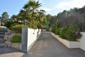 Vonkajšia záhrada v ubytovaní Villa Sitges La Calma 10 minutes drive Sitges 2 minutes walk Garraf Park AC