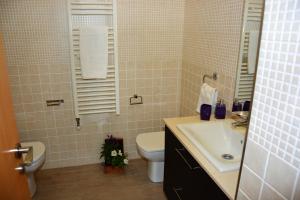 Kúpeľňa v ubytovaní Villa Sitges La Calma 10 minutes drive Sitges 2 minutes walk Garraf Park AC
