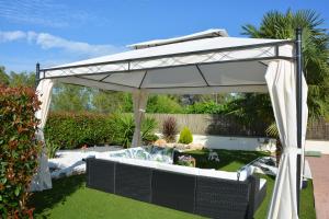 Vonkajšia záhrada v ubytovaní Villa Sitges La Calma 10 minutes drive Sitges 2 minutes walk Garraf Park AC