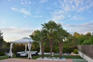 Vonkajšia záhrada v ubytovaní Villa Sitges La Calma 10 minutes drive Sitges 2 minutes walk Garraf Park AC