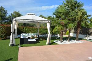Vonkajšia záhrada v ubytovaní Villa Sitges La Calma 10 minutes drive Sitges 2 minutes walk Garraf Park AC