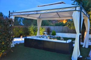 Vonkajšia záhrada v ubytovaní Villa Sitges La Calma 10 minutes drive Sitges 2 minutes walk Garraf Park AC
