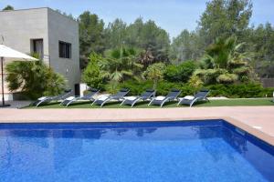 Bazén v ubytovaní Villa Sitges La Calma 10 minutes drive Sitges 2 minutes walk Garraf Park AC alebo v jeho blízkosti