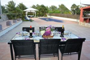 Bazén v ubytovaní Villa Sitges La Calma 10 minutes drive Sitges 2 minutes walk Garraf Park AC alebo v jeho blízkosti