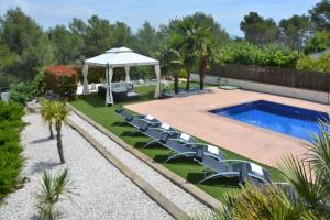Bazén v ubytovaní Villa Sitges La Calma 10 minutes drive Sitges 2 minutes walk Garraf Park AC alebo v jeho blízkosti