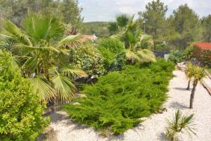 Vonkajšia záhrada v ubytovaní Villa Sitges La Calma 10 minutes drive Sitges 2 minutes walk Garraf Park AC