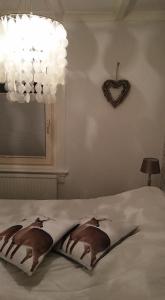 Un pat sau paturi într-o cameră la Appartement De Nachtwacht