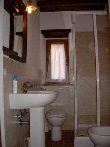 Phòng tắm tại Agriturismo Molino del Ponte