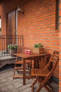 格蘭納的住宿－Gränna Lakeview，砖墙旁的一张木桌和椅子