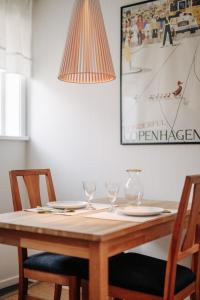 格蘭納的住宿－Gränna Lakeview，餐桌,配有两把椅子和一盏灯