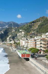 vistas a una playa con edificios y una montaña en Ma maison Amalfi coast, en Maiori
