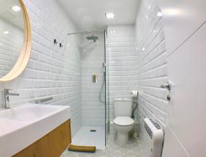 a bathroom with a toilet and a sink and a shower at Apartamento moderno nautilus (Playa Capellans) in Salou +17 photos
