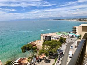 サロウにあるApartamento moderno nautilus (Playa Capellans)の建物から海の景色を望めます。