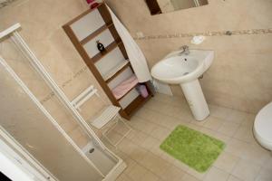 un piccolo bagno con lavandino e WC di B&B Myrta Maria a Cagliari