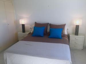 デニアにあるAppartement Las rotasのベッドルーム1室(青い枕とランプ2つ付)