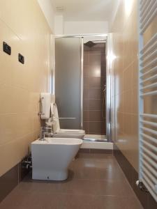 Ένα μπάνιο στο Apartment Chuck +47 φωτογραφίες