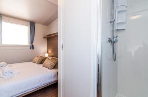Łóżko lub łóżka w pokoju w obiekcie Camp San Antonio