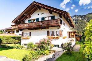 uma casa nas montanhas com uma varanda em Ferienhaus Alpspitzecho em Garmisch-Partenkirchen