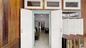 uma porta aberta num quarto com um corredor em Home & Hashery Boutique House em Bangkok