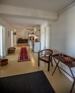 a large living room with a table and a kitchen at Bed & Breakfast du Nord in Vejby