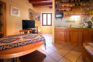 een keuken met een bed en een wastafel in een kamer bij Kamene Priče rooms, music and food in Bale