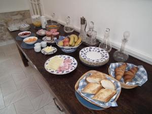 una mesa cubierta con muchos tipos diferentes de comida en Maison de Fortitude Chambres d'hotes, en Salviac