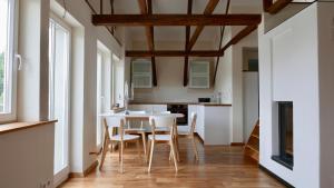 ein Esszimmer mit einem weißen Tisch und Stühlen in der Unterkunft Casa Meloni in Bad Sachsa
