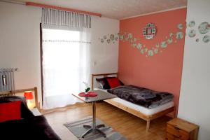 1 dormitorio con 1 cama con un corazón en la pared en Monteurzimmer Beate Ackermann en Hochstadt am Main