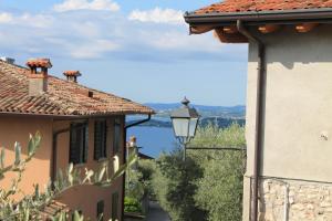 a street light on the side of a building at Casa Andreina in Toscolano Maderno