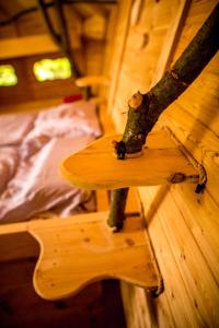 Světlá pod JeštědemTreehouse pod Jestedem的一张木桌,位于带一张床的房间里 更多14张照片