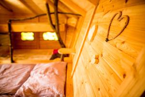 um quarto com uma cama e um coração desenhado numa parede em Treehouse pod Jestedem em Světlá pod Ještědem